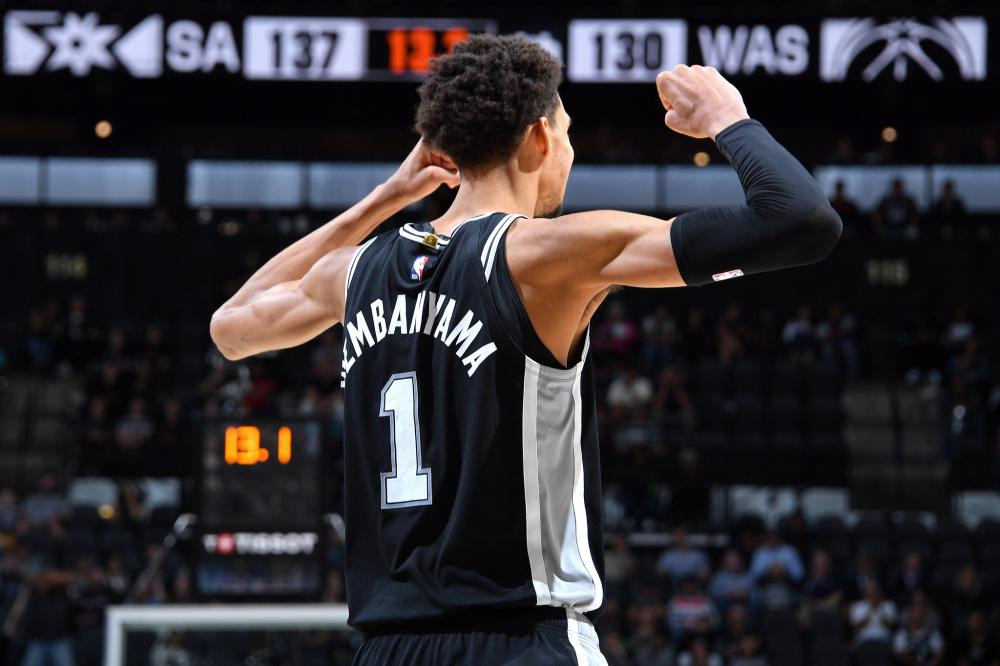 她用卓越的 她用卓越的