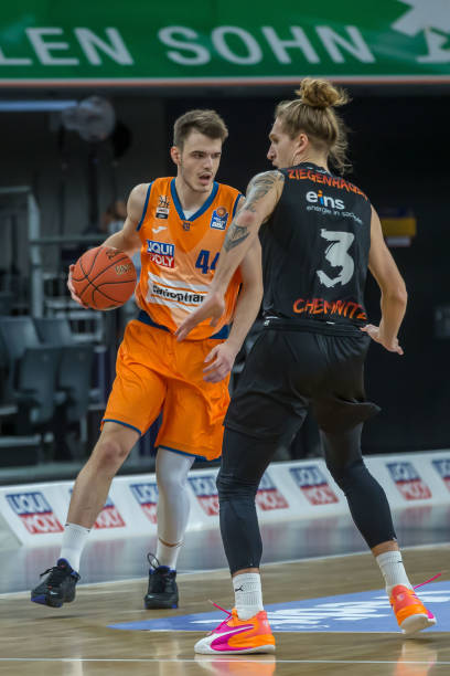 阿尔瓦雷斯 阿尔瓦雷斯